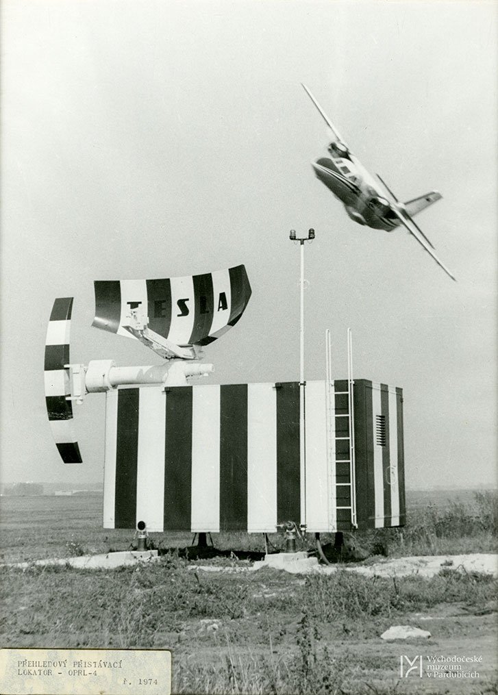 Radiolokátor OPRL 4 na letišti, 1974