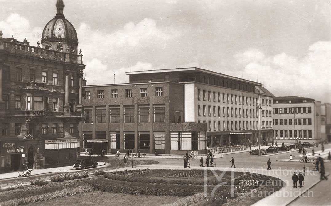 Pohled od divadla na Grand a dům Hybských, před 1948