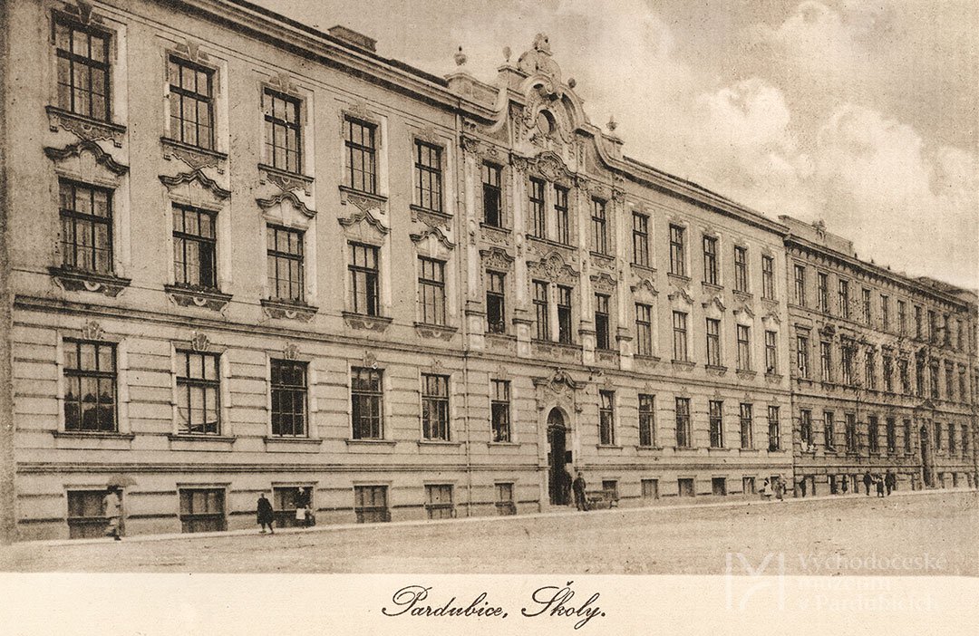 Celkový pohled na dívčí školu Vesna, za ní měšťanská škola chlapecká, 1917