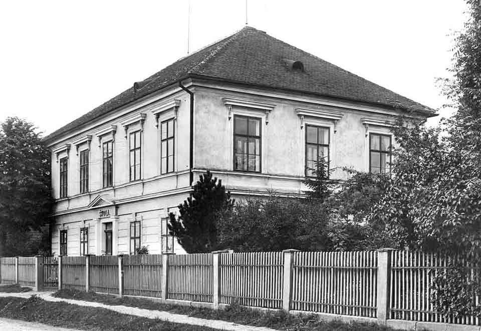 Pardubičky, obecná škola, postavena 1881