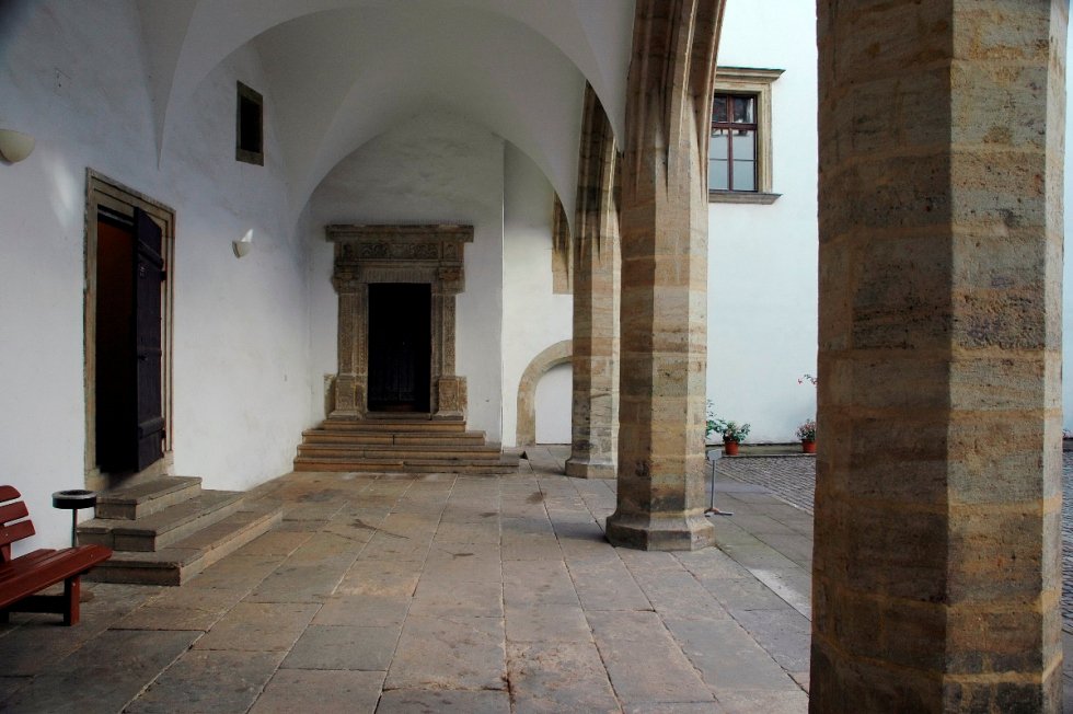 Pozdější schodiště za raně renesančním portálem