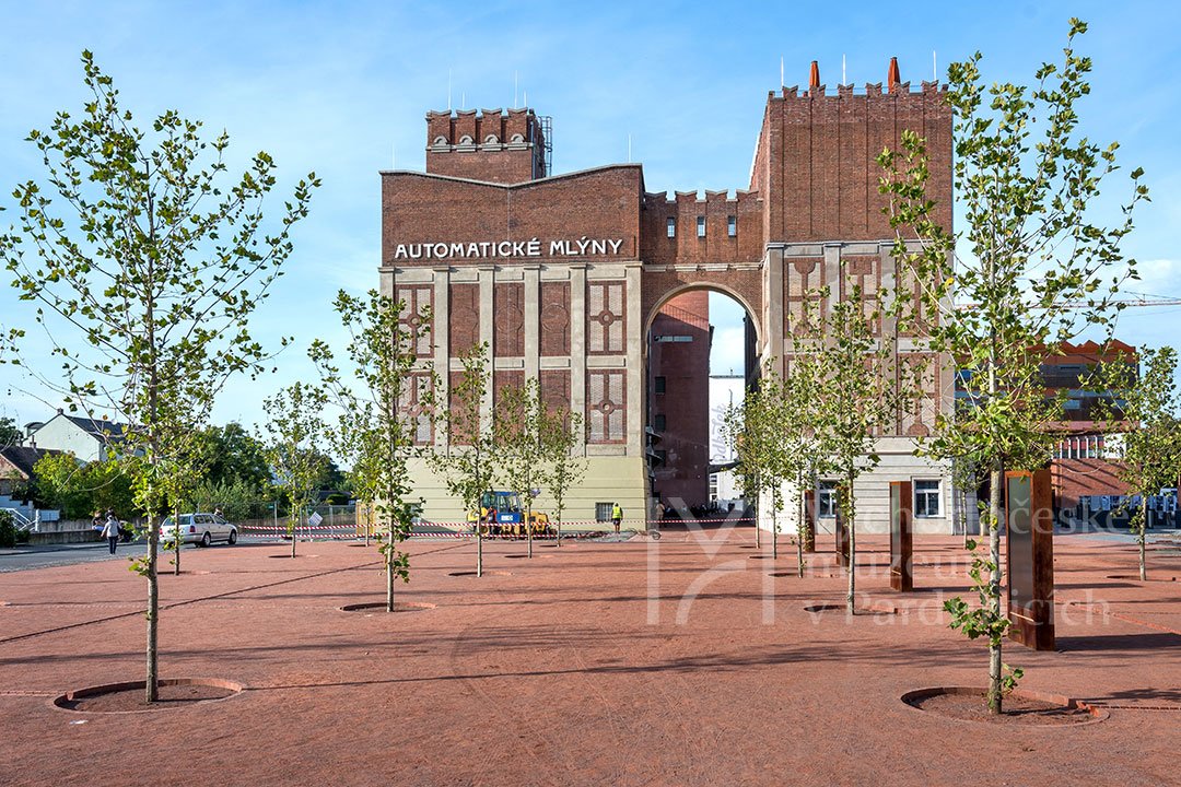 Stav prostoru před mlýny s výsadbou v roce 2023, foto Luděk Vojtěchovský. Zdroj Východočeské muzeum v Pardubicích..