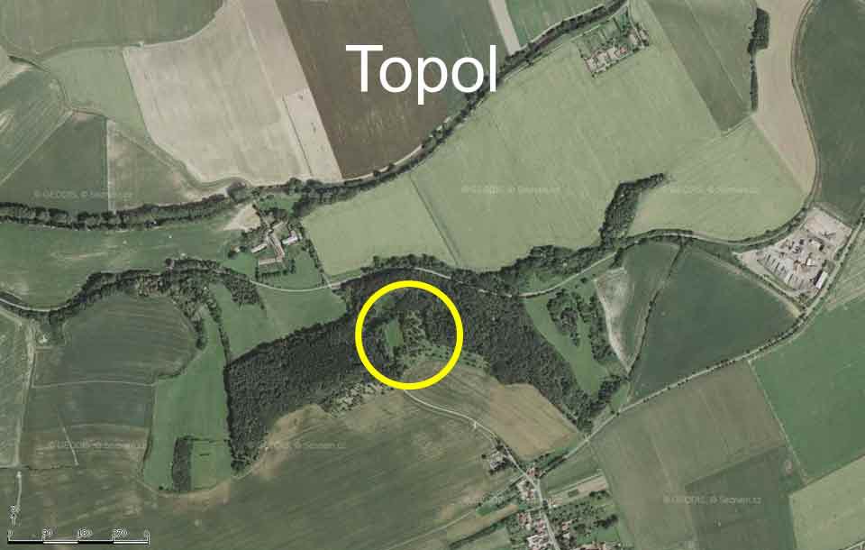 Letecký snímek hradiště Topol