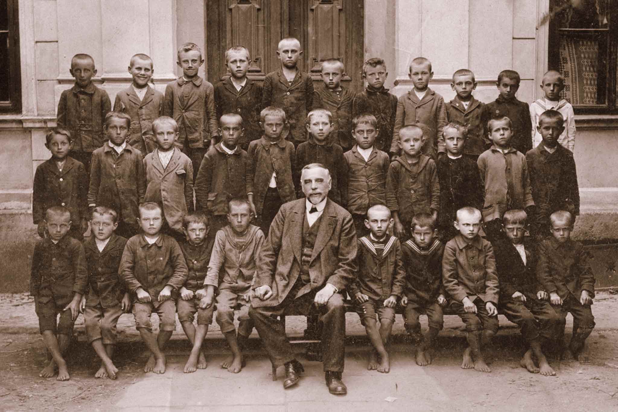 Třebosice, ředitel J. Hanuš se školou v Třebosicích, 1. polovina 20. století