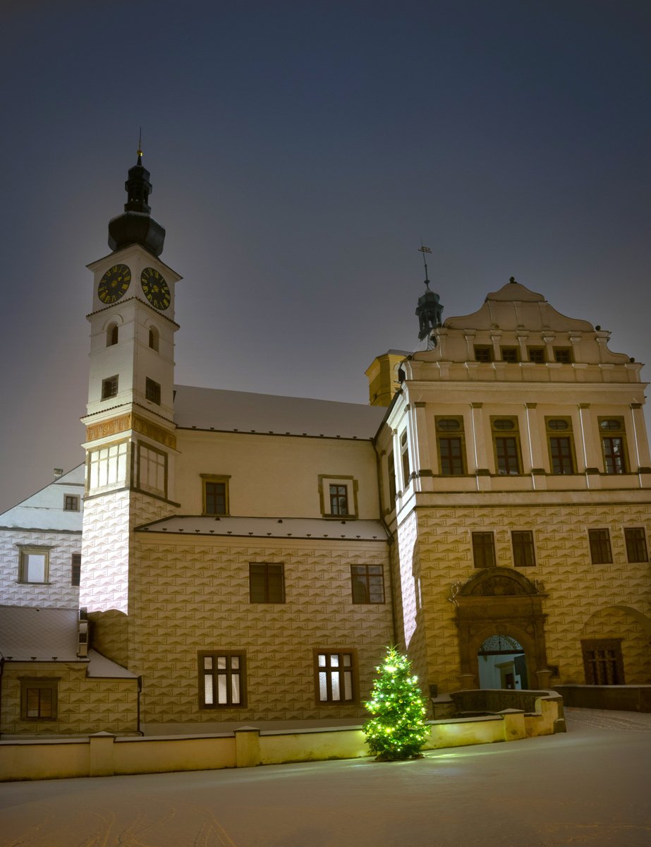 Zámek Pardubice s rozsvíceným vánočním stromečkem