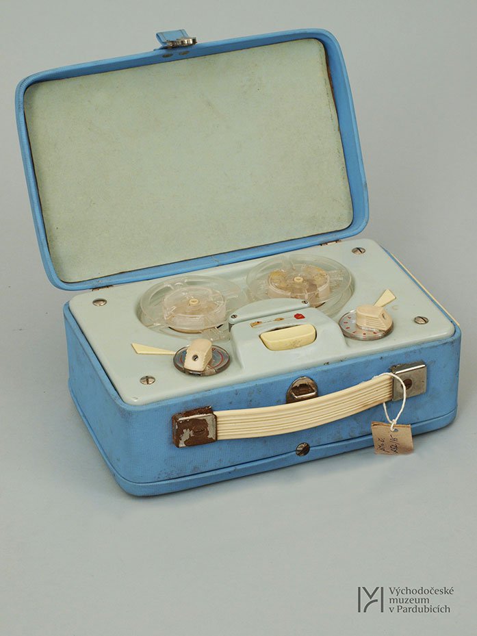 Kufříkový magnetofon Tesla ANP402 Start, 1962–1963