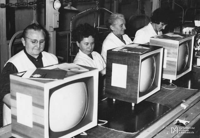 Tesla Pardubice a montážní pás s televizory Kamélie, 1962