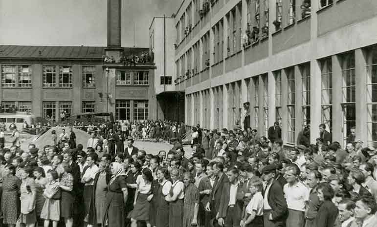 Znárodnění Telegrafie. Snímek z veřejných oslav v Pardubicích, 1945